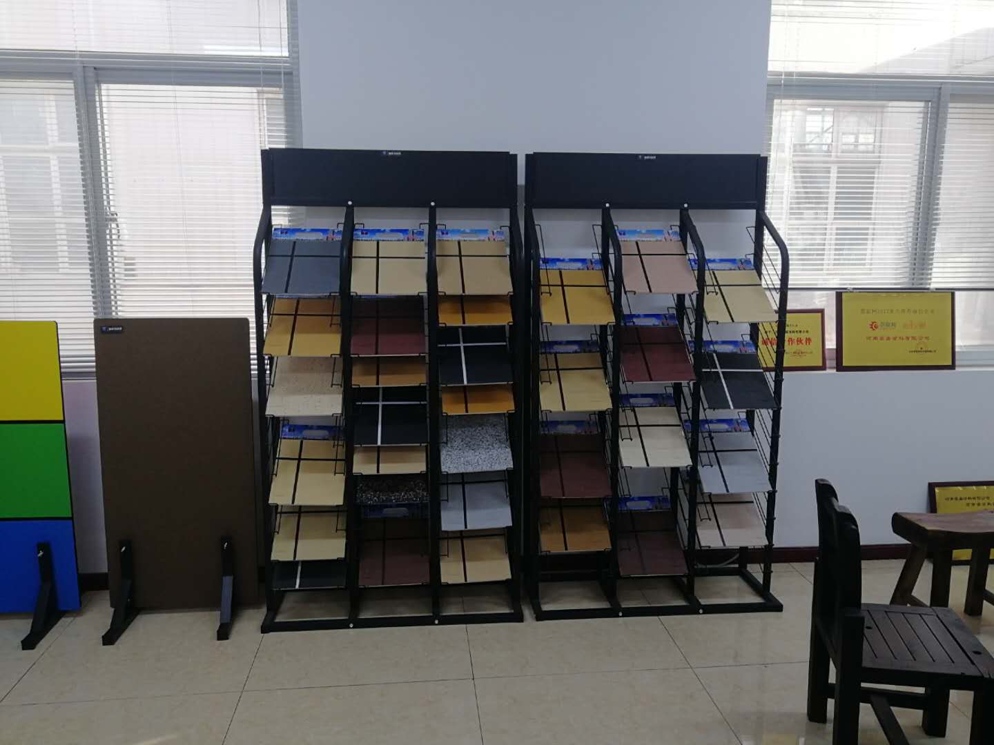 ?冠晶石和水包砂外墻涂料的區(qū)別，你知道多少